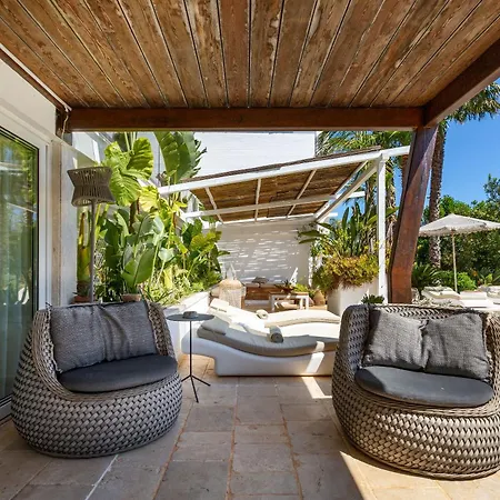 Flora Jungle Retreat By Perle Di Puglia Vila