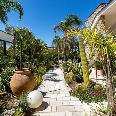 Flora Jungle Retreat By Perle Di Puglia *