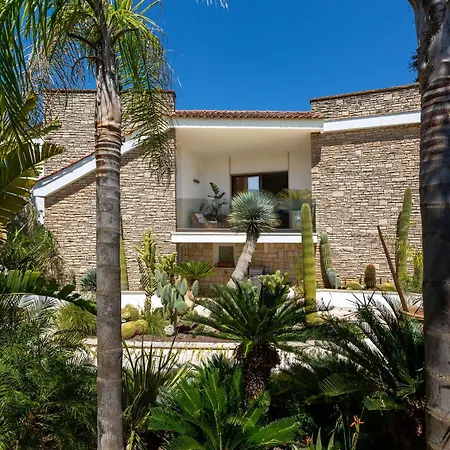 Flora Jungle Retreat By Perle Di Puglia Depressa